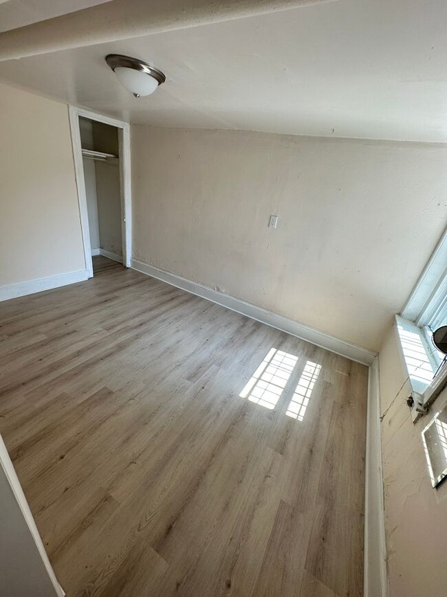 Building Photo - Walkout 1BR Basement Condo in the Heart of...