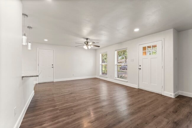 Foto del edificio - 4135 Hill Oak Dr