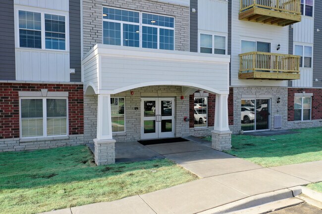 Building Photo - 8940 Willow Glen Dr