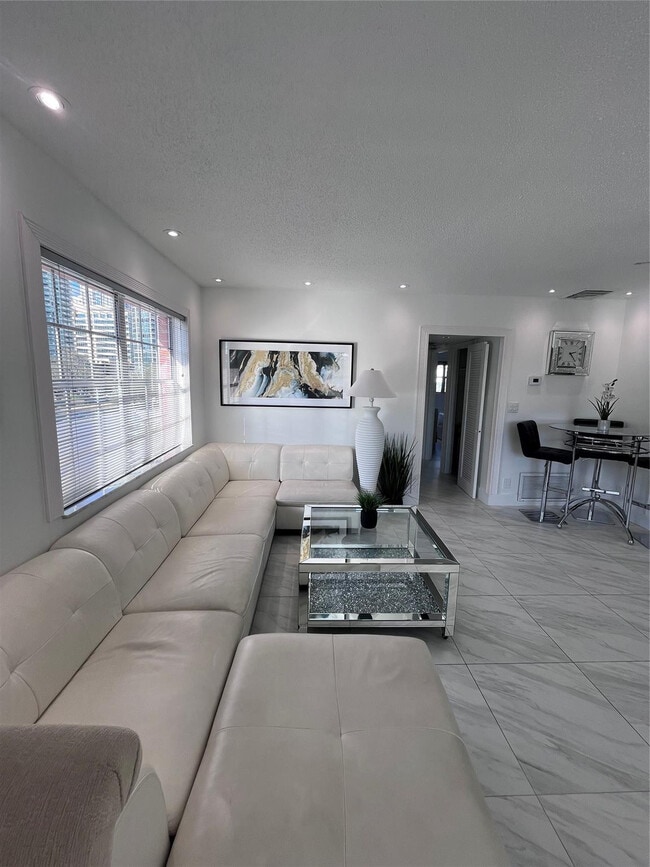 Building Photo - 601 SE 5th Ct