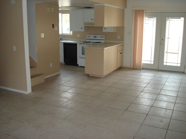 Foto del edificio - 3 BEDROOM 2BATHROOM PATIO HOME - CERAMIC T...