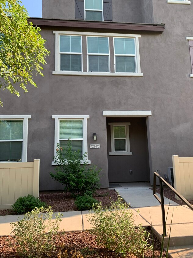 Primary Photo - 2342 E Hidalgo Ave