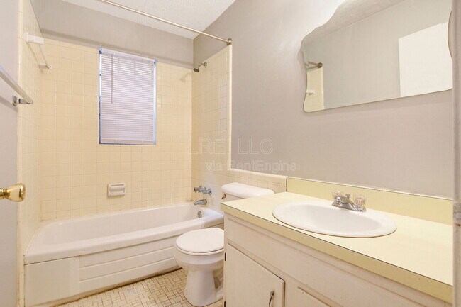 Building Photo - 118 W Ormsby Ave