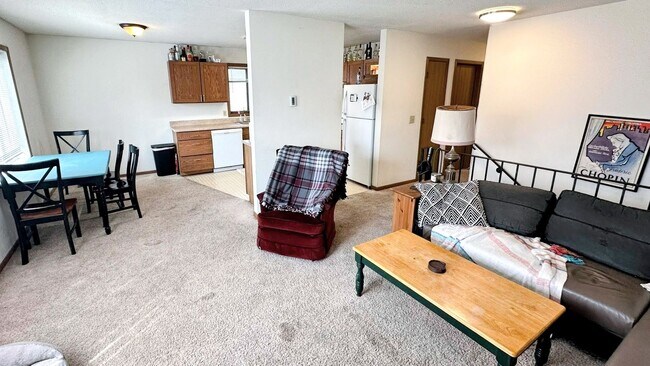 Building Photo - Off Campus Housing Option - Spacious 3 Bed...