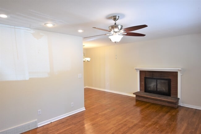 Building Photo - 3565 Moorhead Ave