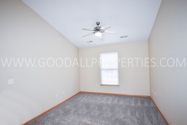 Foto del edificio - 2 Bedroom, 2 1/2 Bath Townhome in Urbandale with 2-car attached garage
