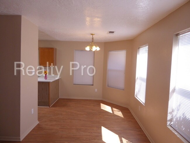 Building Photo - 304 Geraldine Loop SE