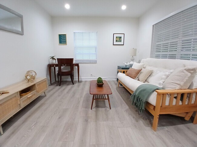 Building Photo - 1137 NE 9th Ave