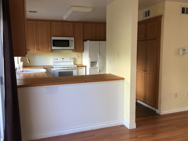 Foto del edificio - Four Bedroom Two Story Townhome in La Mesa!!!