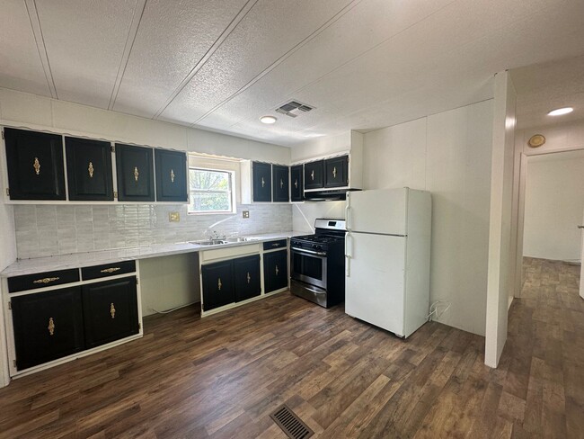 Building Photo - 2 bedroom 2 bathroom Single Wide Trailer a...