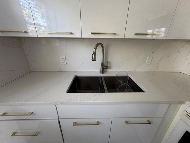 Photo - 244 Sheffield J Apartment