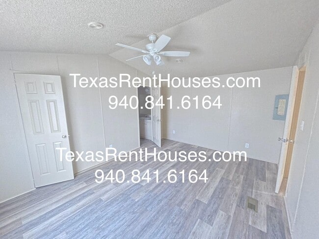 Building Photo - Bring the Pets - Fenced in Yard Included!!!! Discounted Rent Available too!!