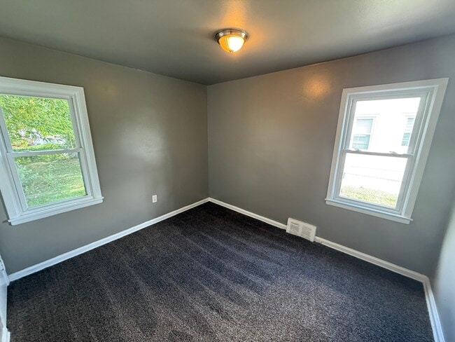 Building Photo - 182 Crystal Lake Dr