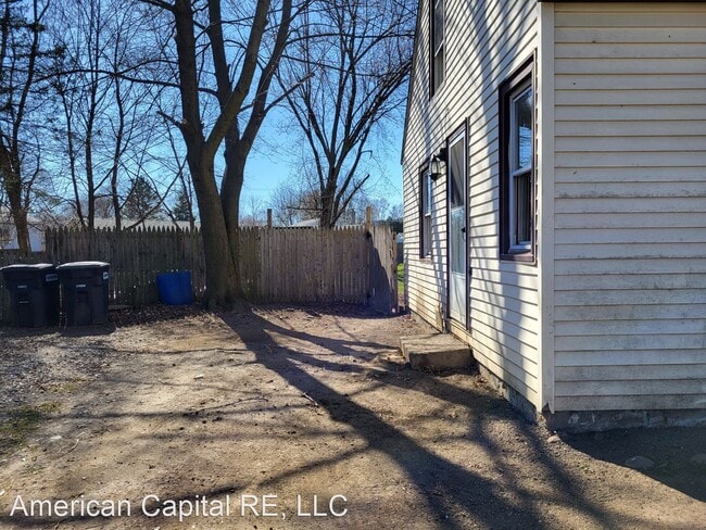 Building Photo - 3 br, 1 bath House - 294 Robert St