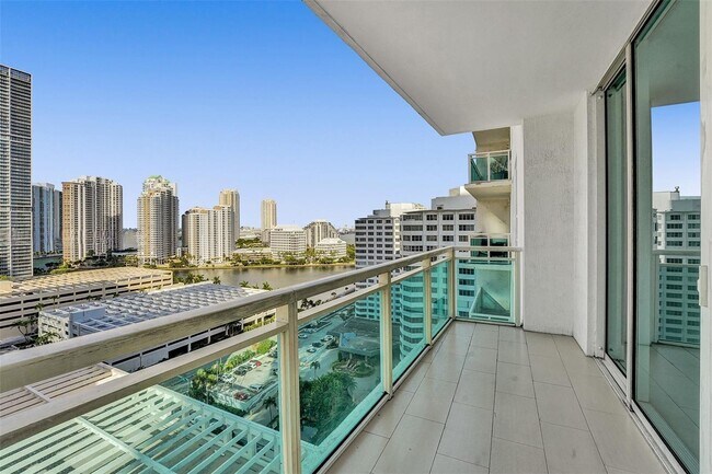 Building Photo - 950 Brickell Bay Dr
