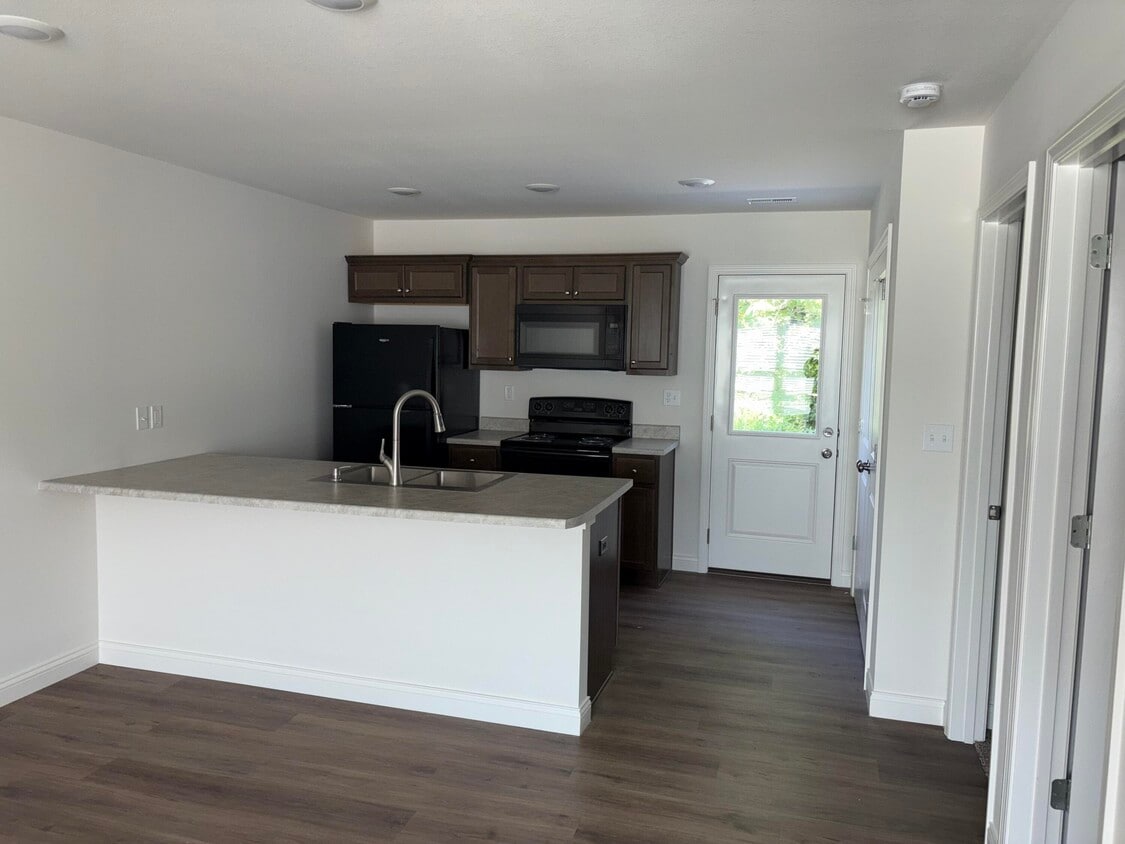 Building Photo - 15405 Corbin Ct
