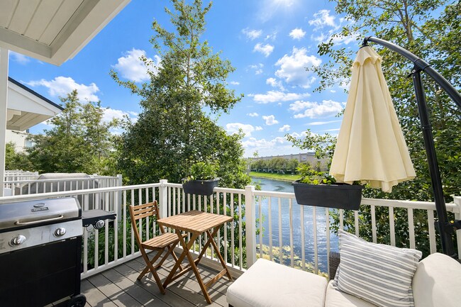 Patio exterior con vistas a la fuente. - 4428 Ellipse Dr