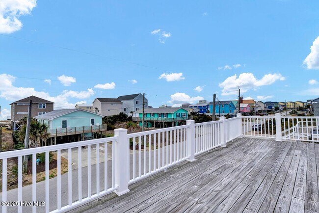 Foto del edificio - 1207 N Topsail Dr