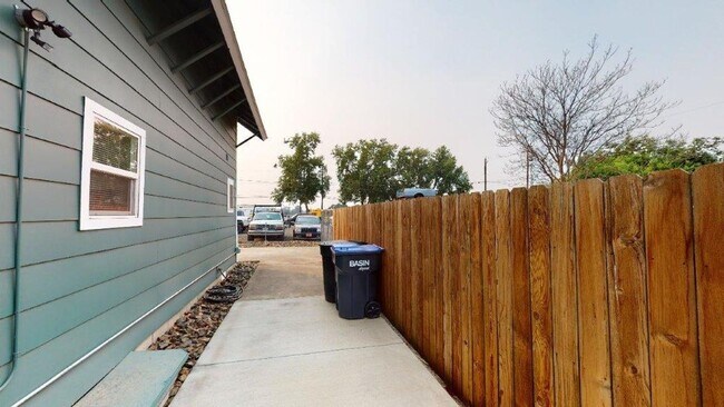 Building Photo - 209 Bennett St