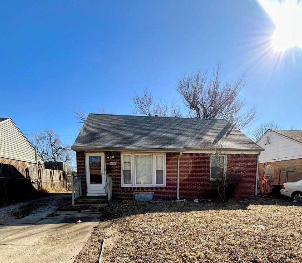 Primary Photo - Charming 4-bedroom 1-bath home