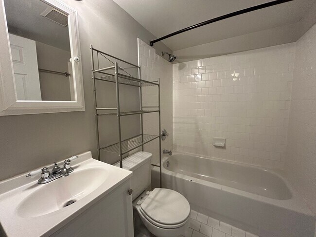 Foto del edificio - One Bedroom One Bathroom Condo in Leesburg...
