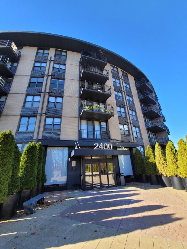 Foto del edificio - 2400 Hudson Terrace