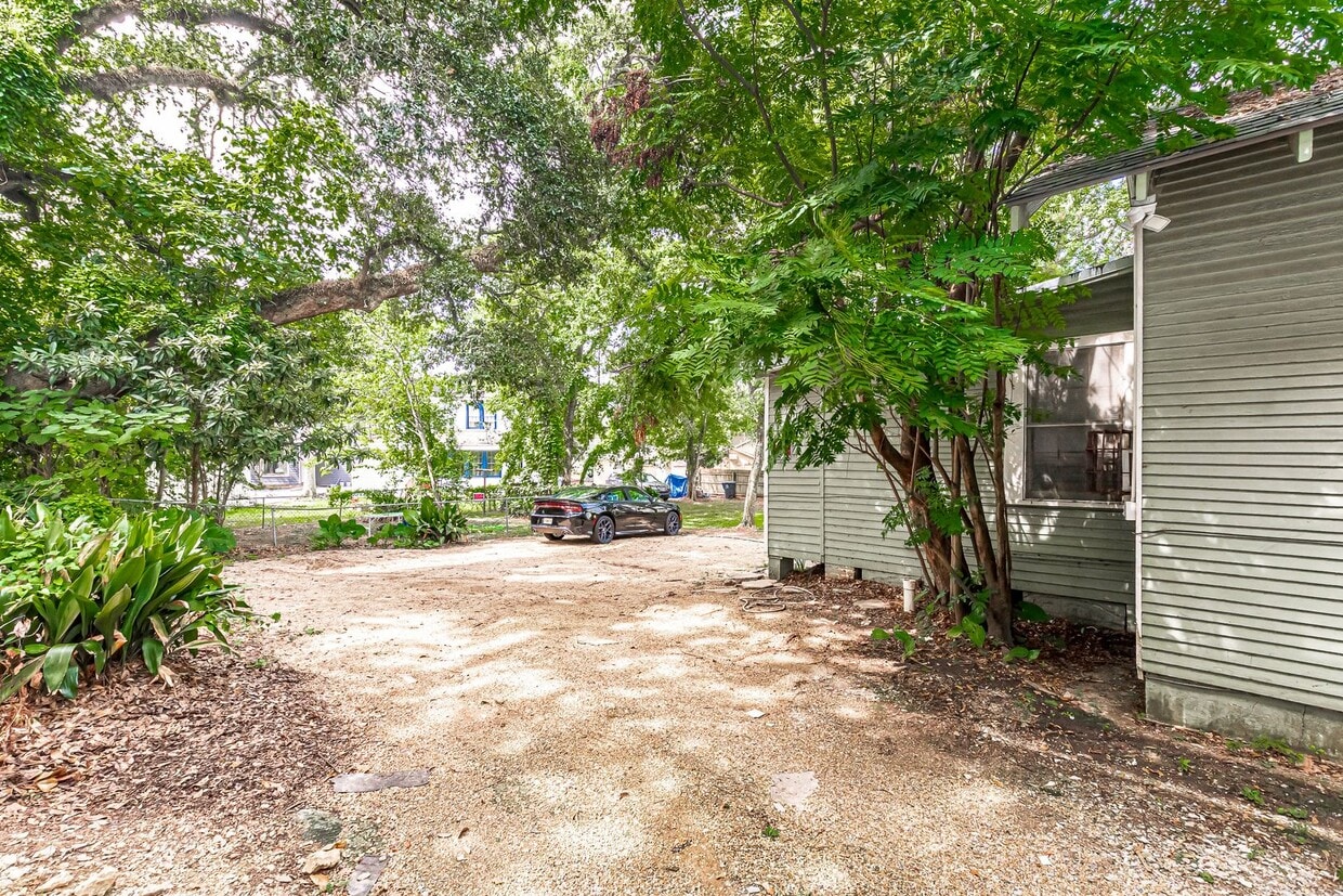 Foto del edificio - 408 E State St