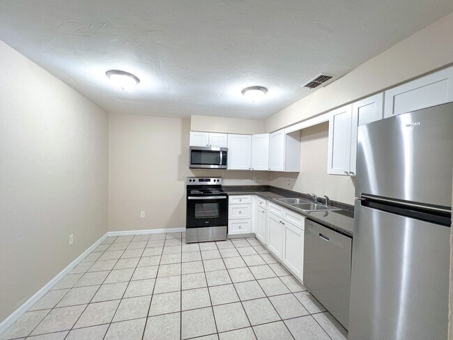 Building Photo - 703 SW 69th Terrace