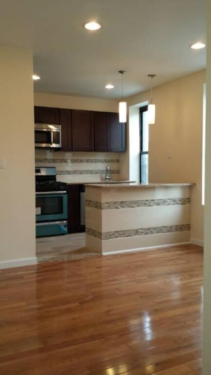Interior Photo - 609 W 191st St