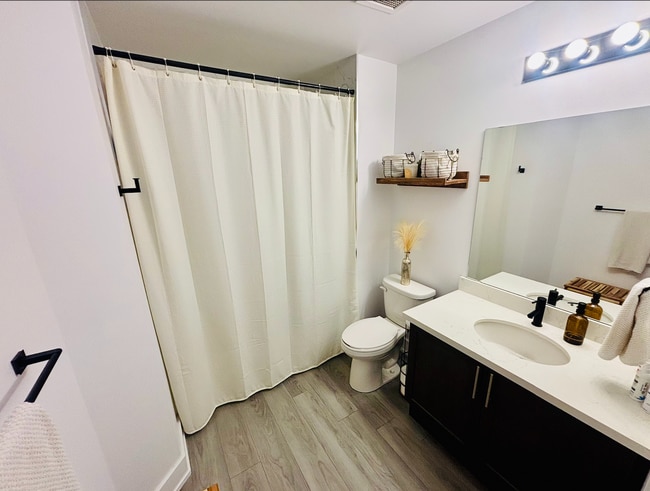Photo du bâtiment - 339-5055 Greenlane Rd