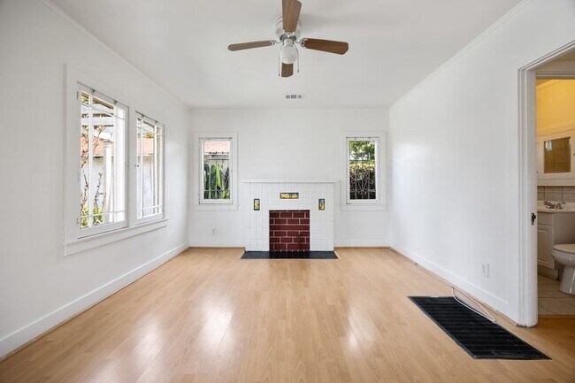 Foto del edificio - 1712 1/2 W 39th St, REAR
