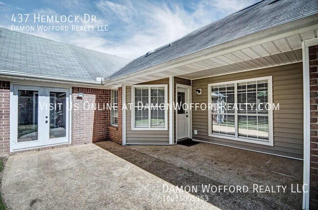 Foto del edificio - 437 Hemlock Dr