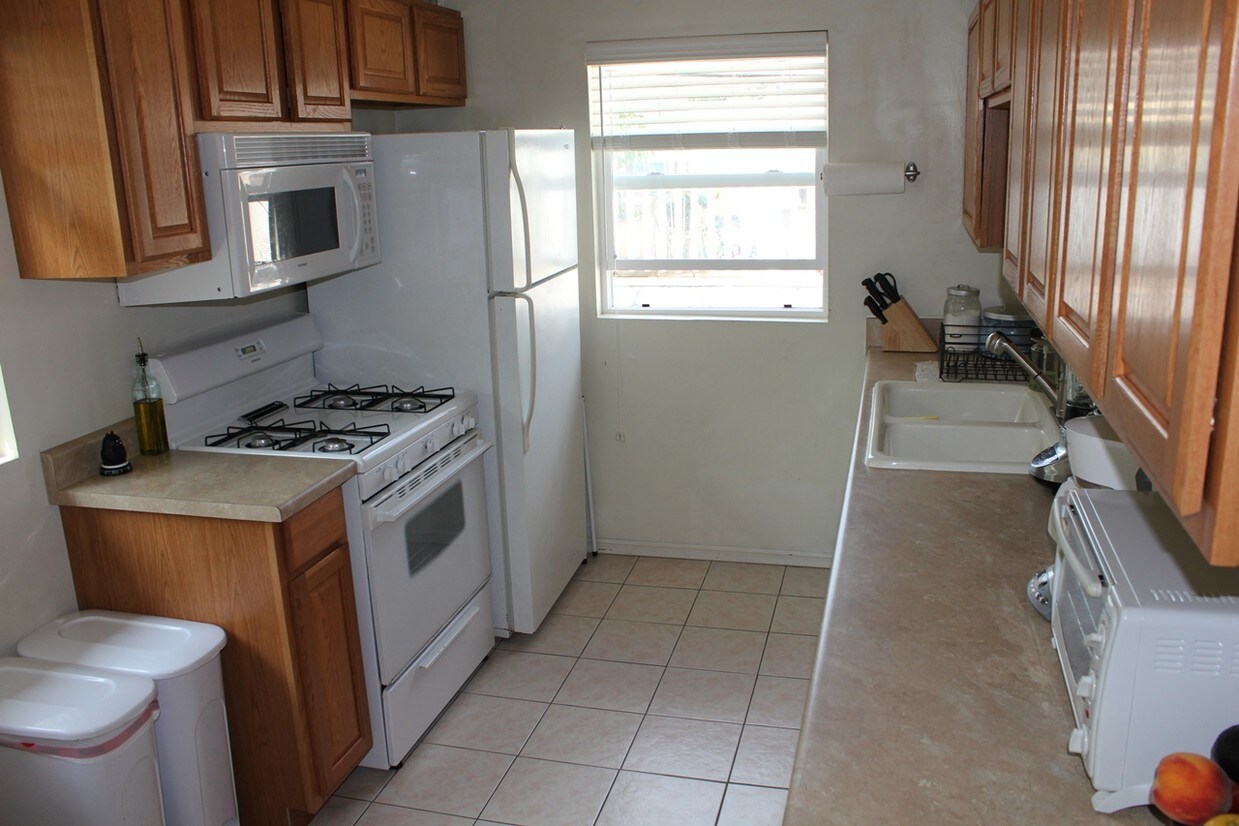 Primary Photo - 114 W Escalones