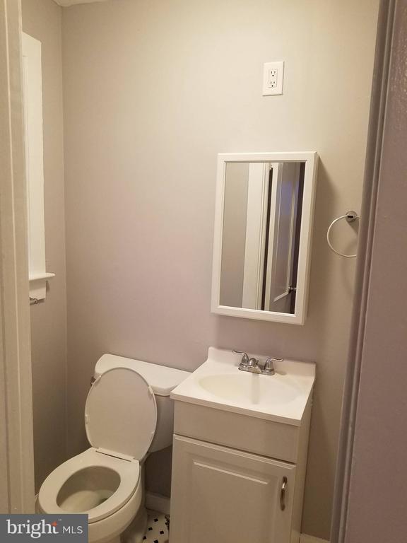 Building Photo - 7 E Main St