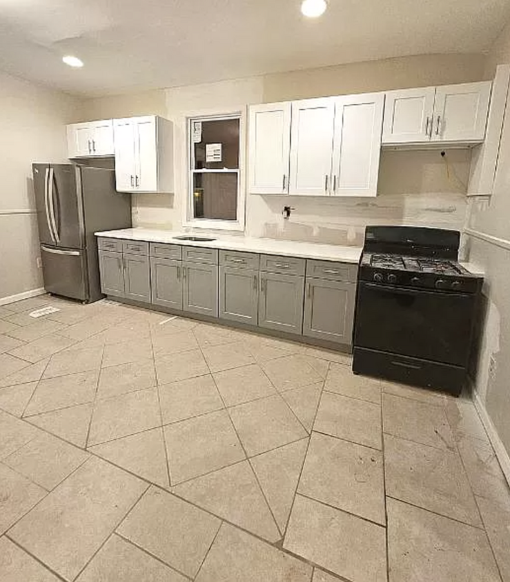 Primary Photo - 70 Lindsley Ave