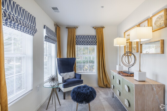 2BR, 2BA - 1,035SF - Sunroom - Cobblestone Village