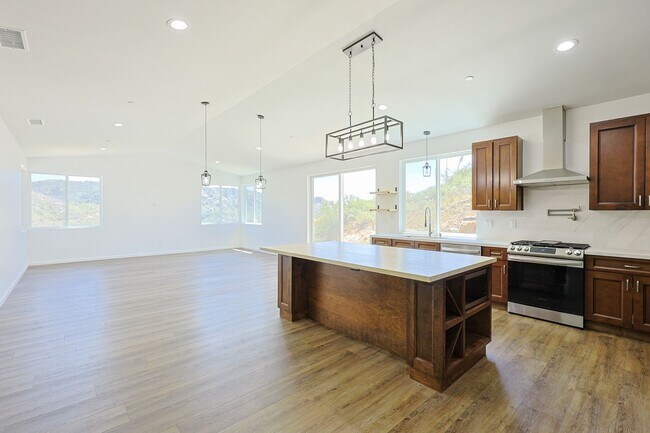 Foto del edificio - 4 Bedroom VIEW Home in Escondido built in 2023