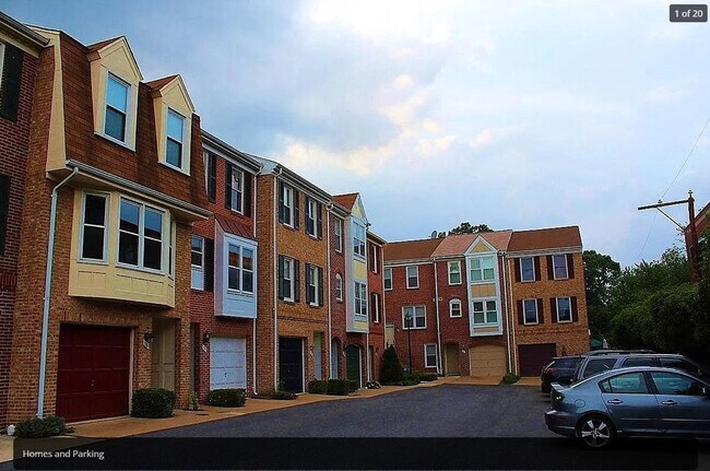 Building Photo - Beautiful 3 Level Townhouse In An Excellen...