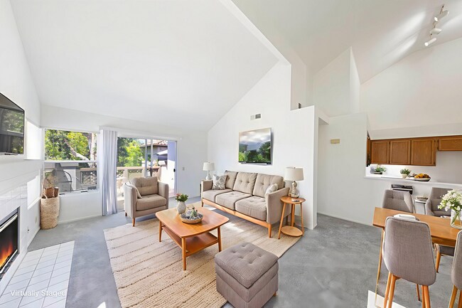 Foto del edificio - Spacious End-Unit Townhome in the Charming...