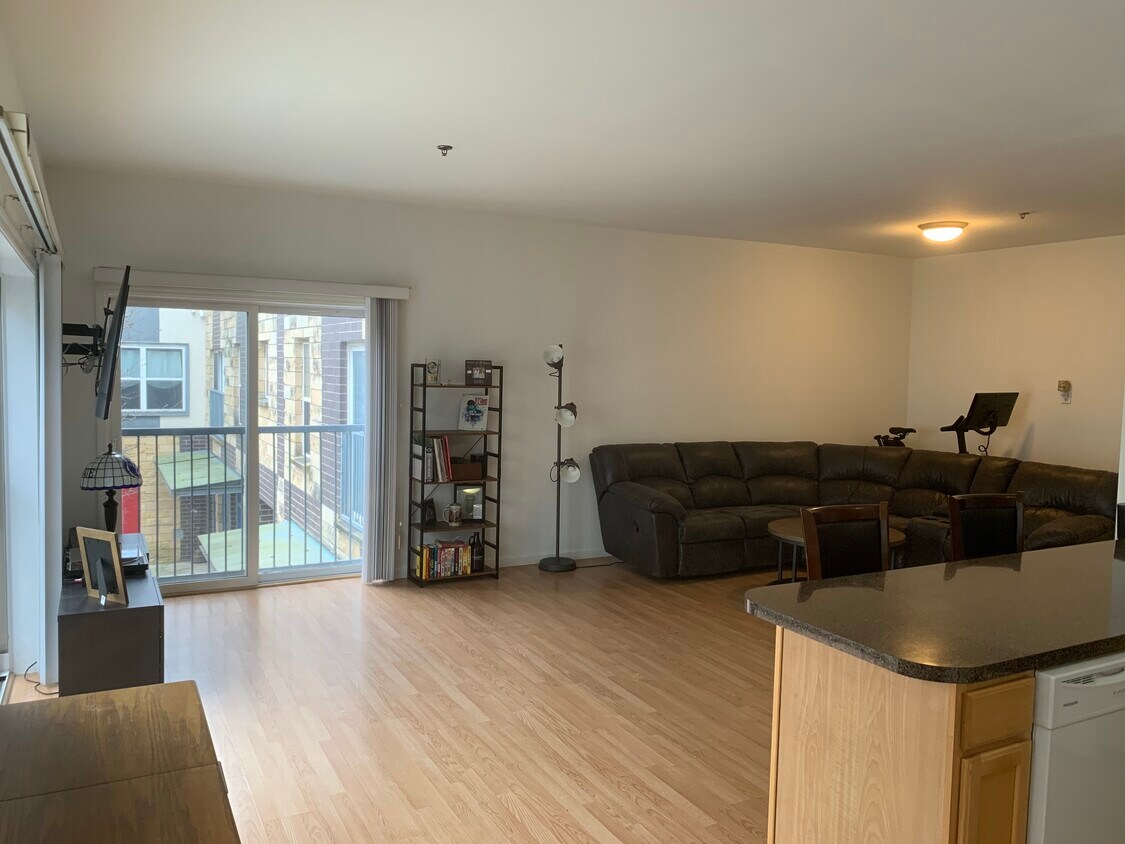 Foto principal - 1030 N American St