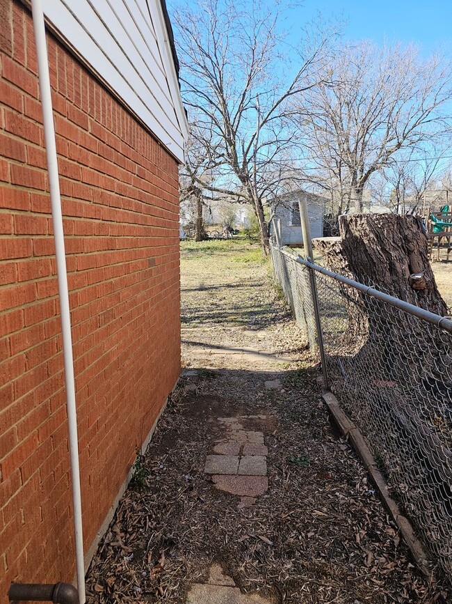 Building Photo - Cute 2 bed 1 bath in Midwest City Close to...