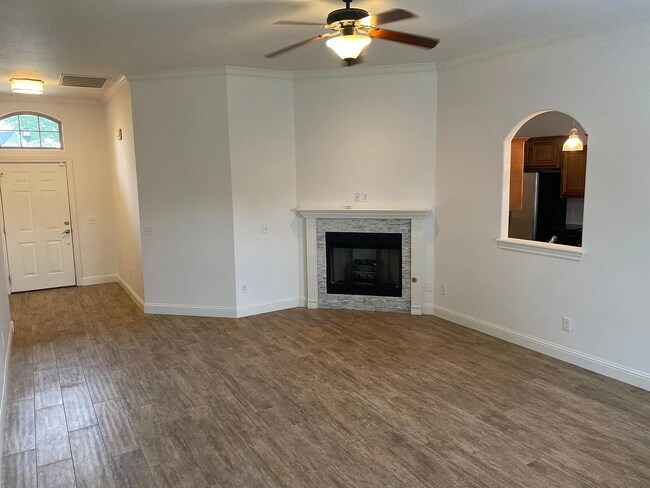 Foto del edificio - Available August 1st! Recently Updated 3-B...