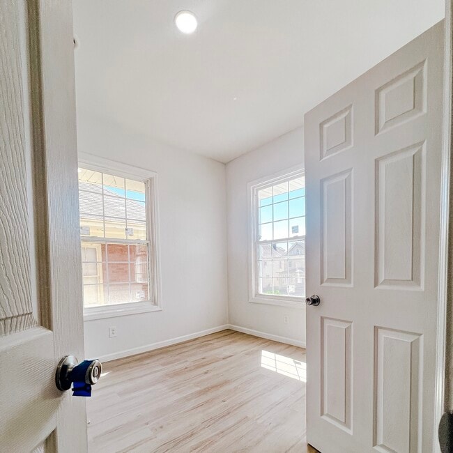 Building Photo - 1000 S 7th St