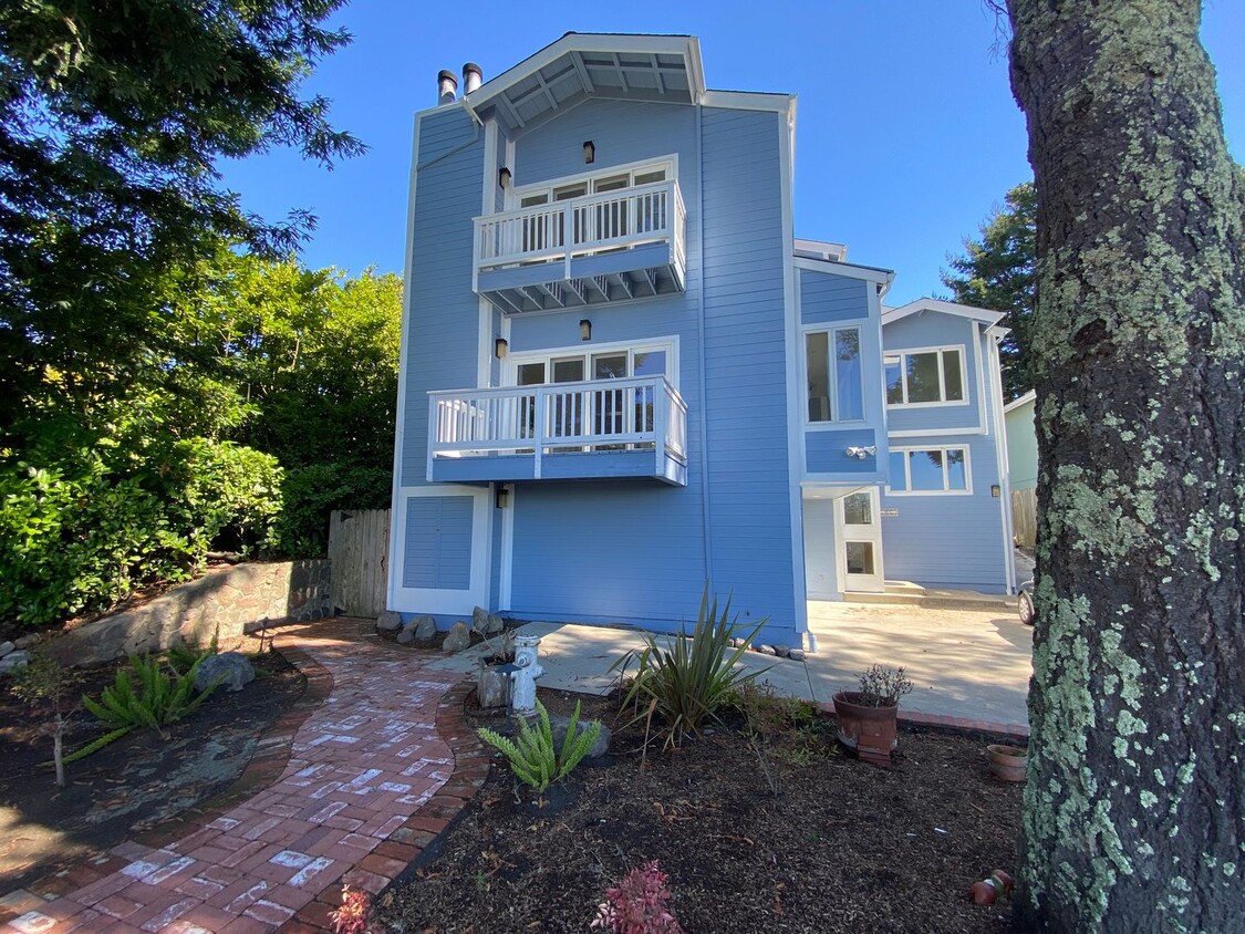 Primary Photo - Available NOW! Rare, Spacious 4-Bed, 3-Bat...