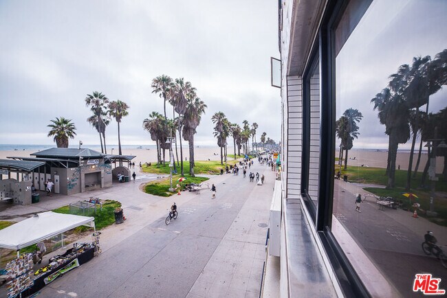 Foto del edificio - 8 Brooks Ave