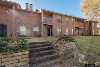 Building Photo - 5907 Hollytree Dr