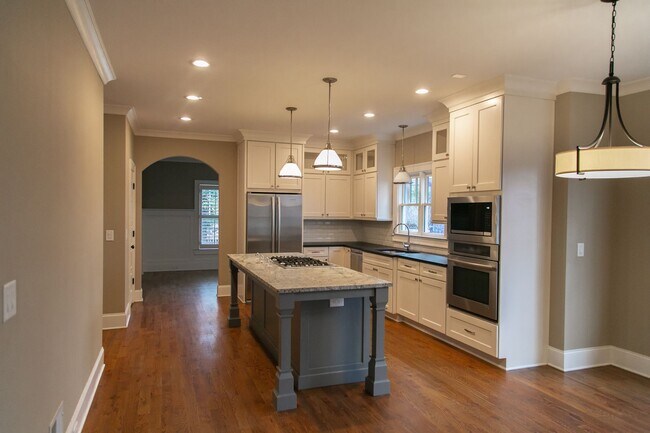 Building Photo - Oakhurst Two Story with Classic Bungalow C...
