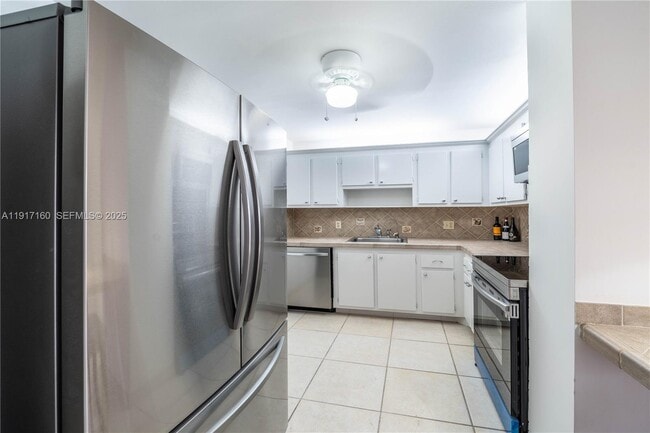 Foto del edificio - 2500 NE 135th St