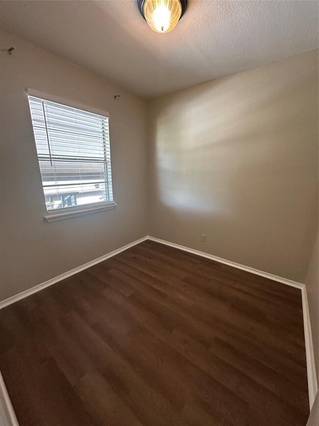 Building Photo - 1210 Hi Stirrup