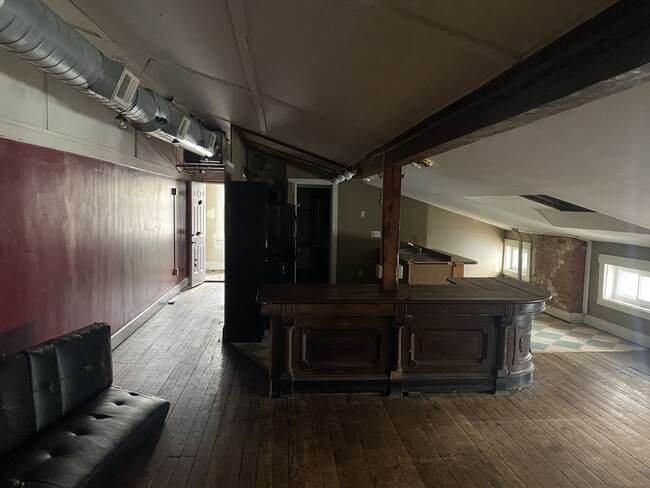 Liv rm/Kit - 2331 W Clifton Ave